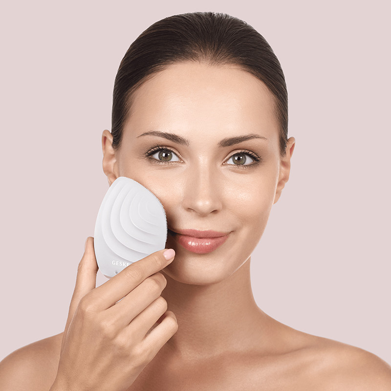 Электронная звуковая щетка для лица GESKE Sonic Facial Brush 5 в 1 пудровый Фото 4
