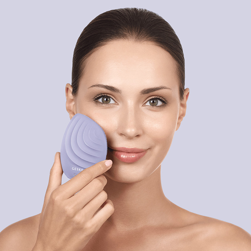 Електронна звукова щітка для обличчя GESKE Sonic Facial Brush 5 в 1 фіолетовий на beauty-prof.com Фото 4 Електронна звукова щітка для обличчя GESKE Sonic Facial Brush 5 в 1 фіолетовий Фото 4