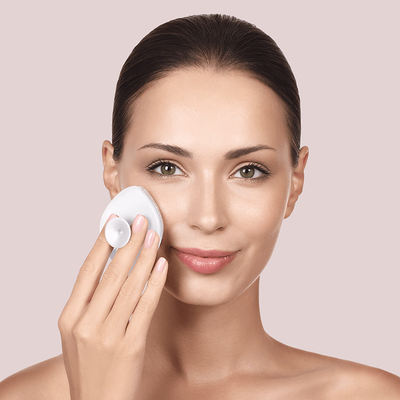 Щітка для обличчя GESKE Facial Brush 4 в 1 пудровий з тримачем на beauty-prof.com Фото 4 Щітка для обличчя GESKE Facial Brush 4 в 1 пудровий з тримачем Фото 4