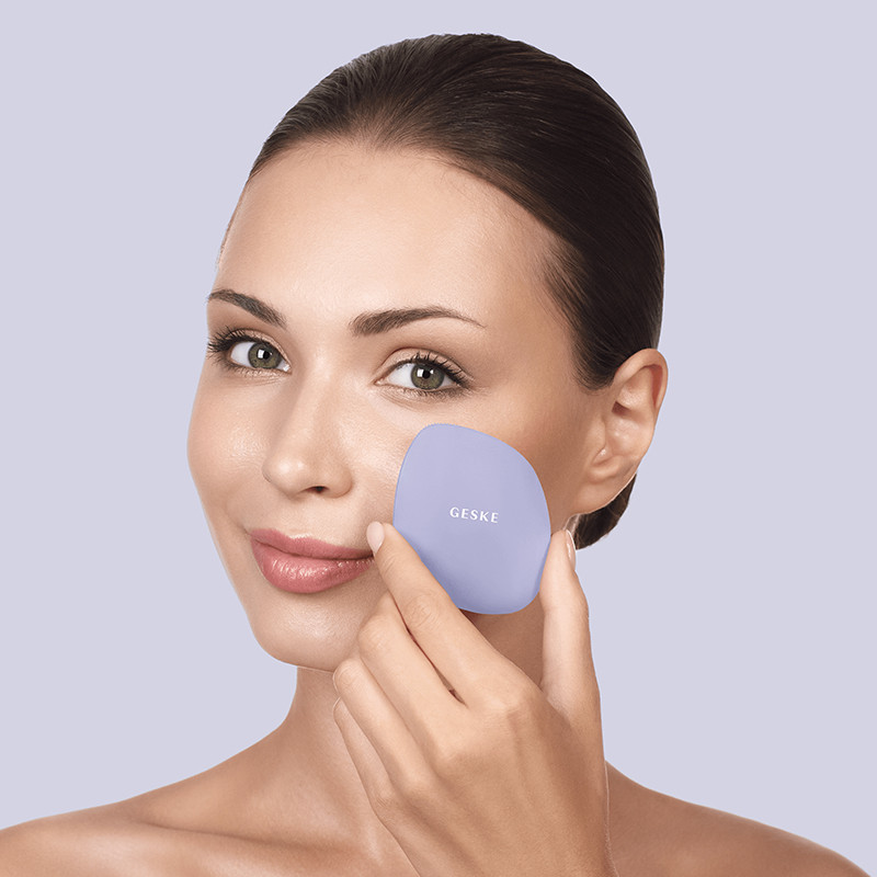 Щітка для обличчя GESKE Facial Brush 4 в 1 фіолетовий на beauty-prof.com Фото 4 Щітка для обличчя GESKE Facial Brush 4 в 1 фіолетовий Фото 4